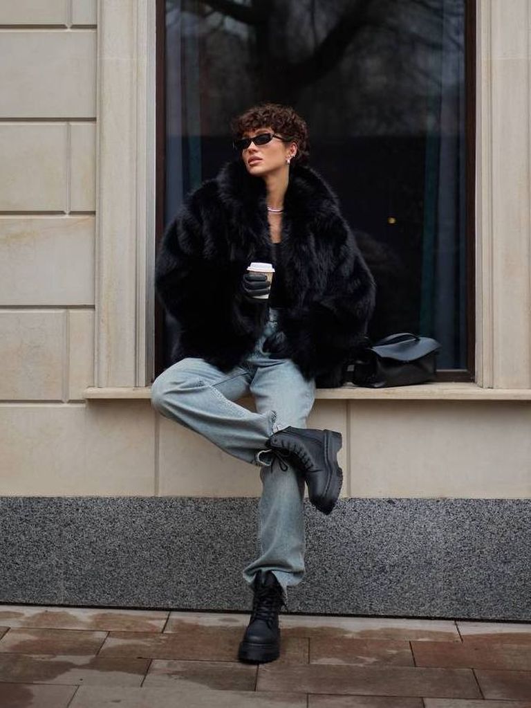 Коротка чорна шуба з довгим ворсом