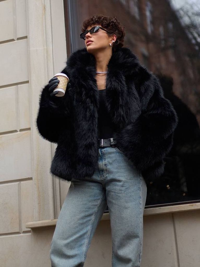 Коротка чорна шуба з довгим ворсом