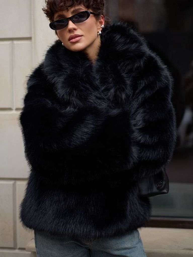 Коротка чорна шуба з довгим ворсом