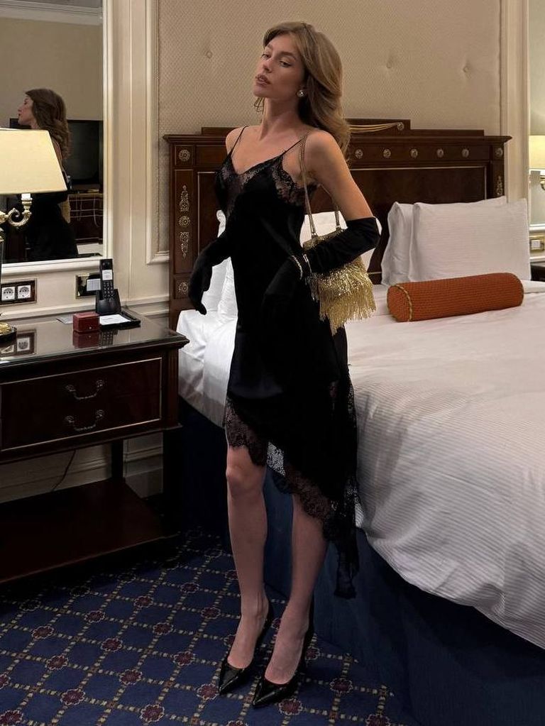 Сатинова білизняна сукня з мереживом