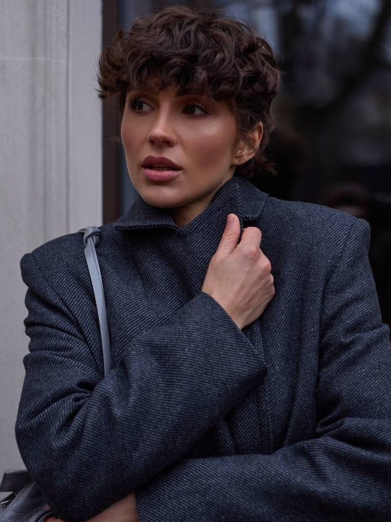 Пряме довге зимове пальто з підплічниками