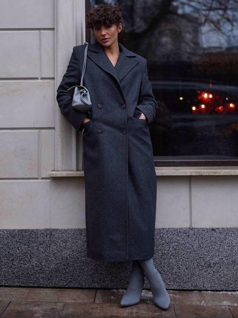 Пряме довге зимове пальто з підплічниками