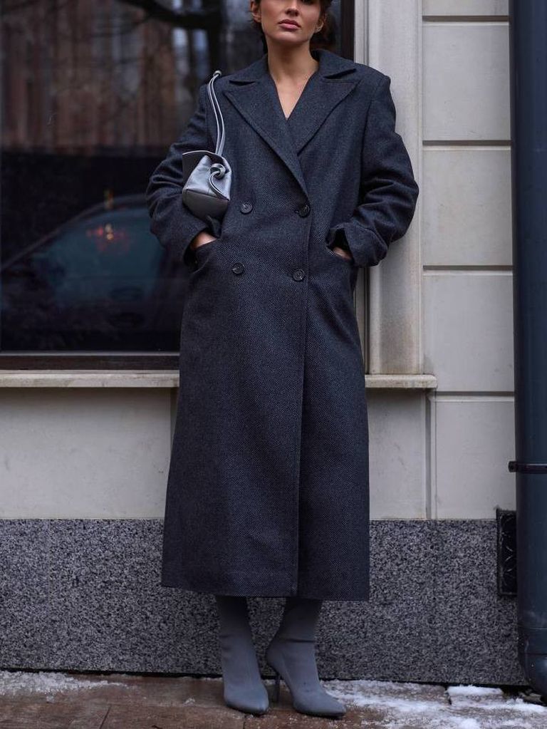 Пряме довге зимове пальто з підплічниками