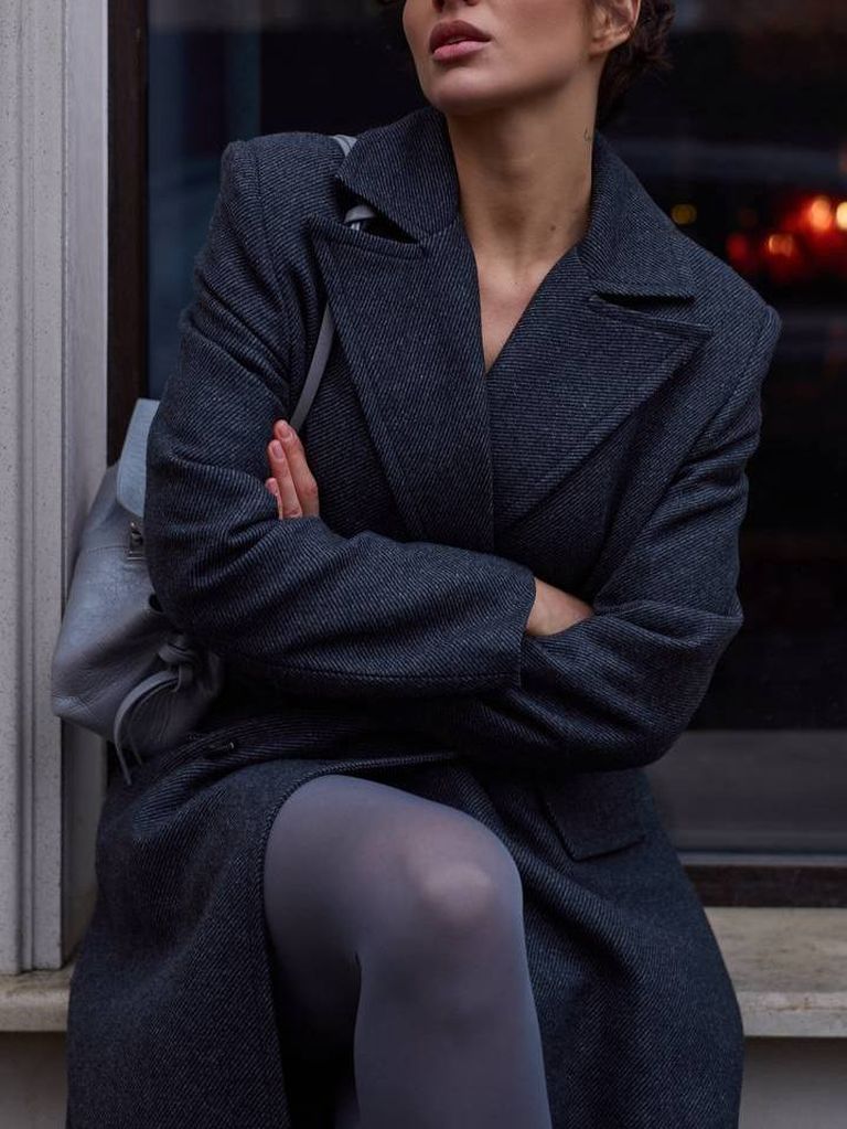 Пряме довге зимове пальто з підплічниками