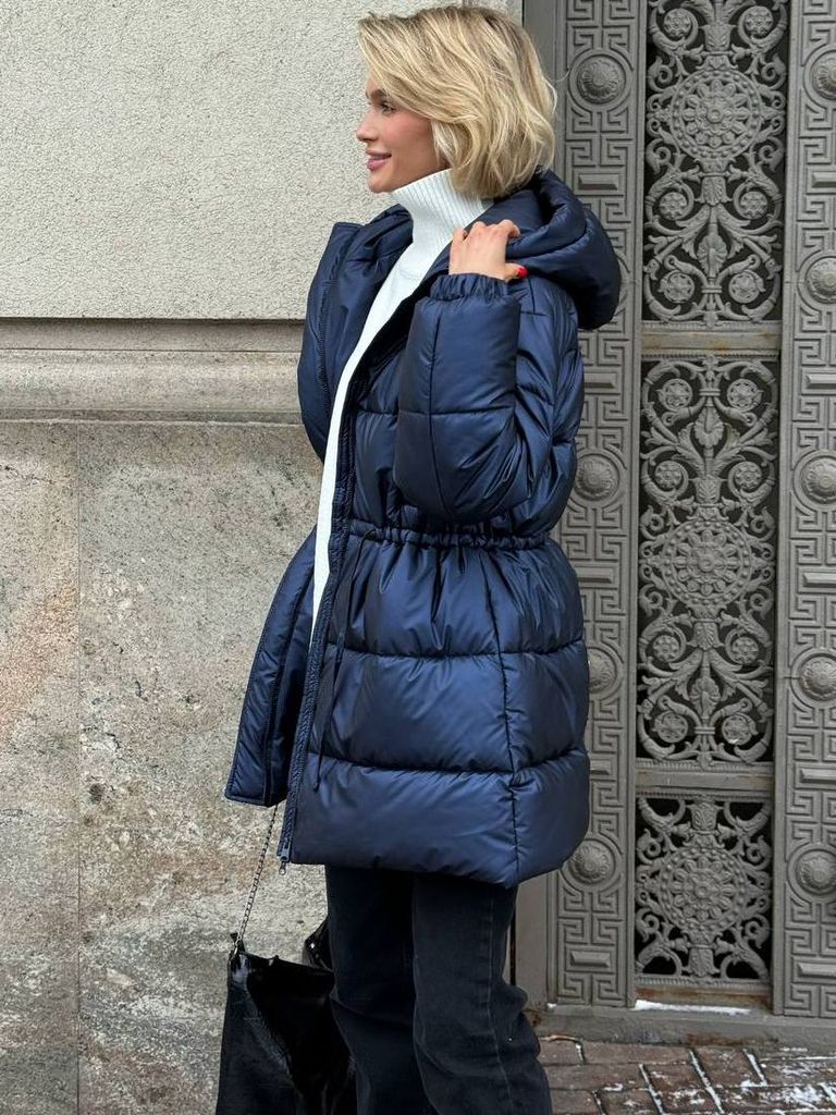 Синій подовжений зимовий пуховик на кулісці