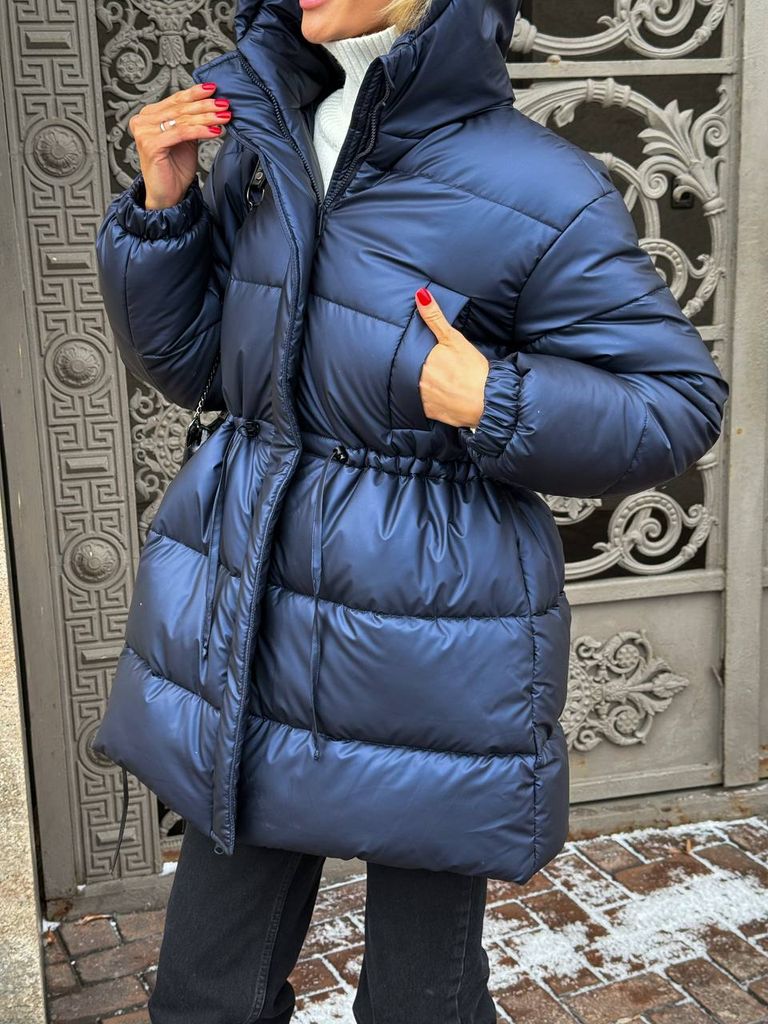 Синій подовжений зимовий пуховик на кулісці