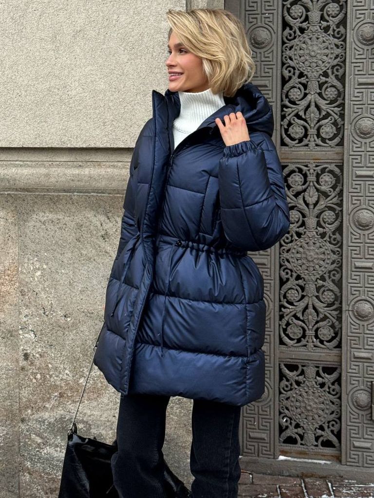 Синій подовжений зимовий пуховик на кулісці