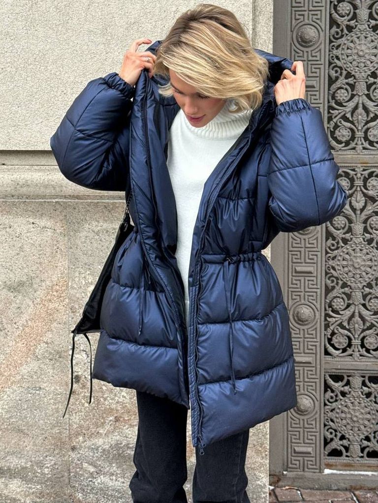 Синій подовжений зимовий пуховик на кулісці