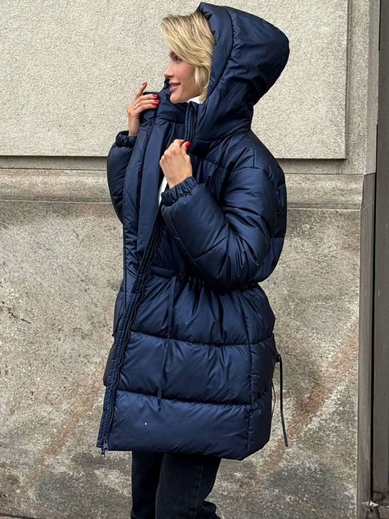 Синій подовжений зимовий пуховик на кулісці