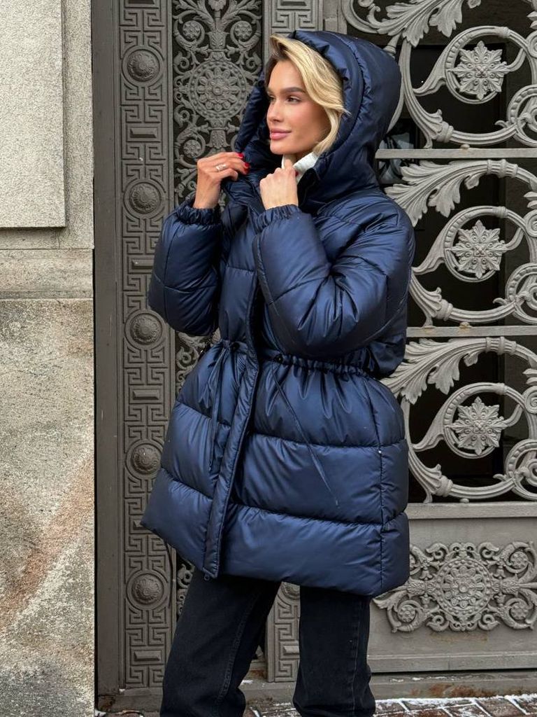 Синій подовжений зимовий пуховик на кулісці