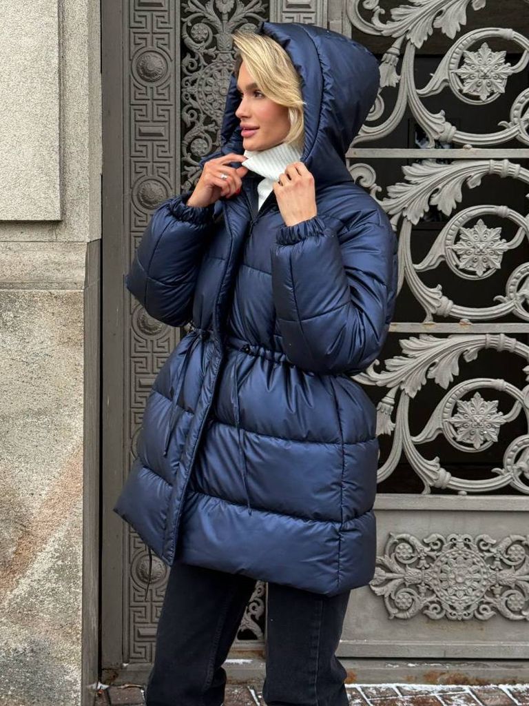 Синій подовжений зимовий пуховик на кулісці