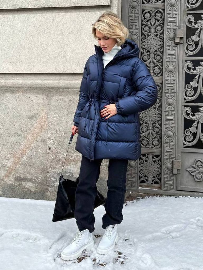 Синій подовжений зимовий пуховик на кулісці