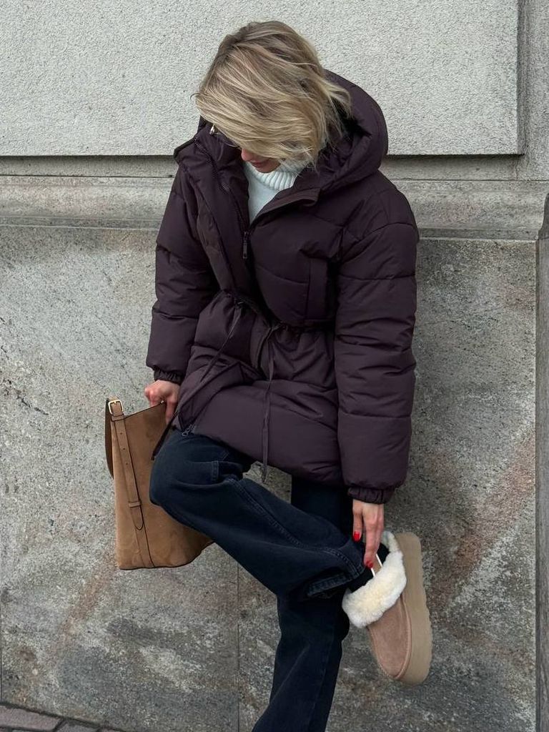 Шоколадний подовжений зимовий пуховик на кулісці