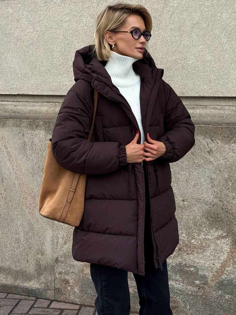 Шоколадний подовжений зимовий пуховик на кулісці