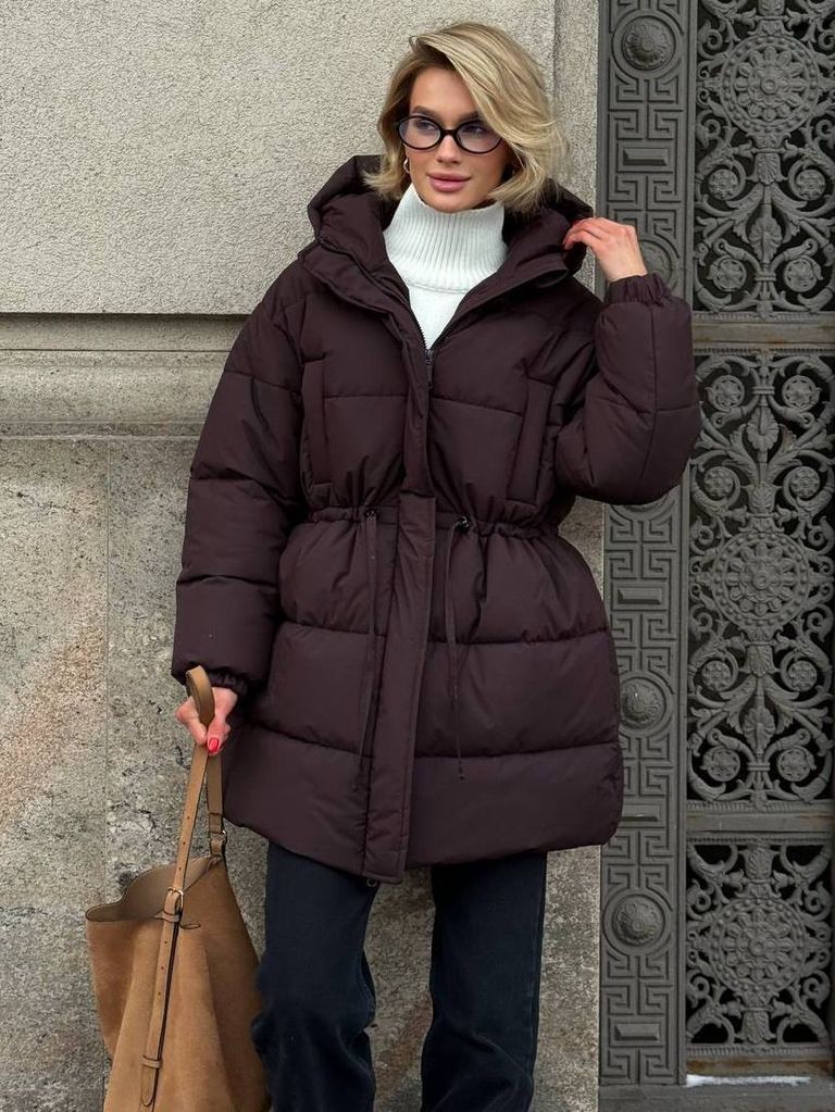 Шоколадний подовжений зимовий пуховик на кулісці