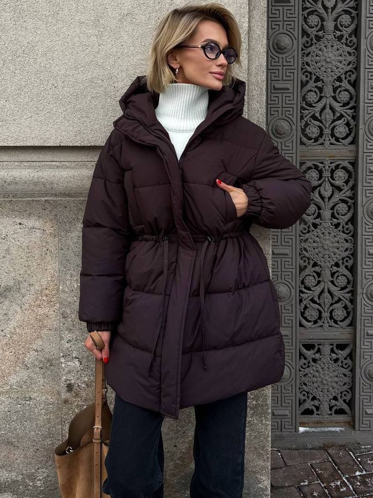 Шоколадний подовжений зимовий пуховик на кулісці