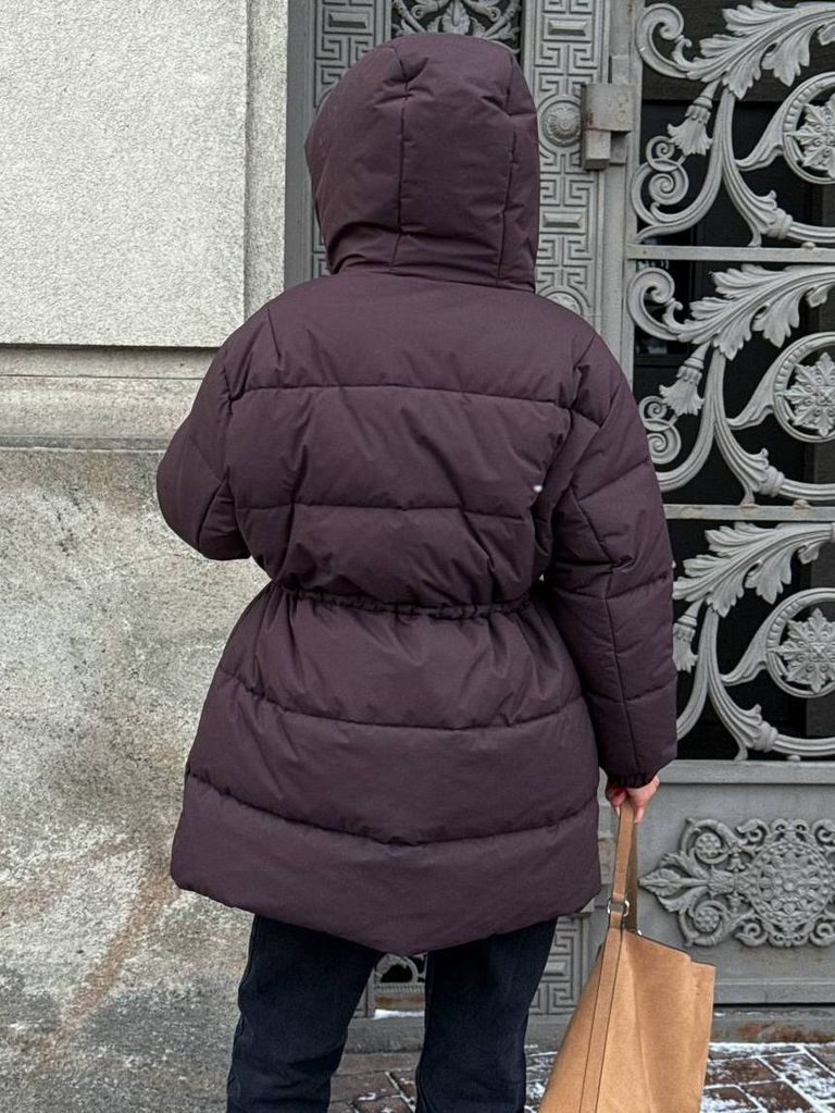 Шоколадний подовжений зимовий пуховик на кулісці