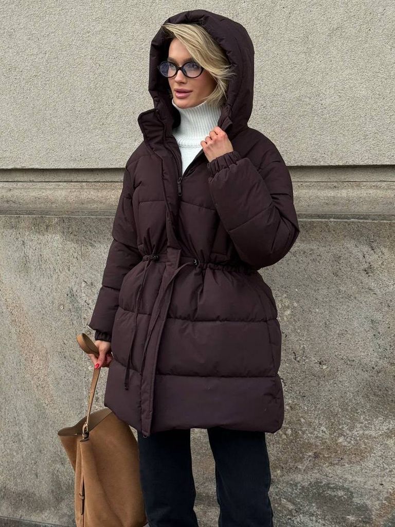 Шоколадний подовжений зимовий пуховик на кулісці