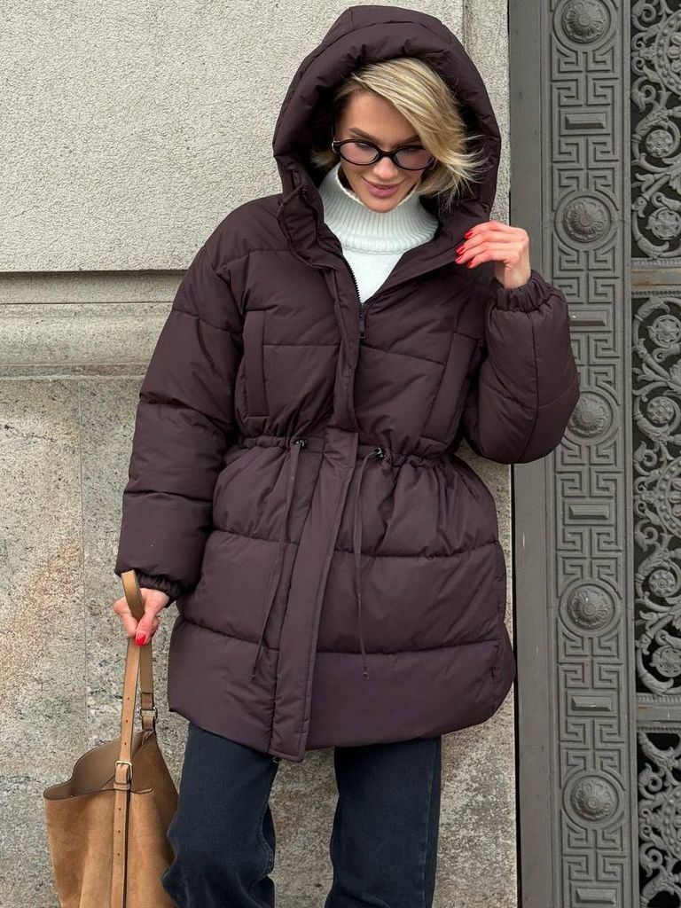 Шоколадний подовжений зимовий пуховик на кулісці