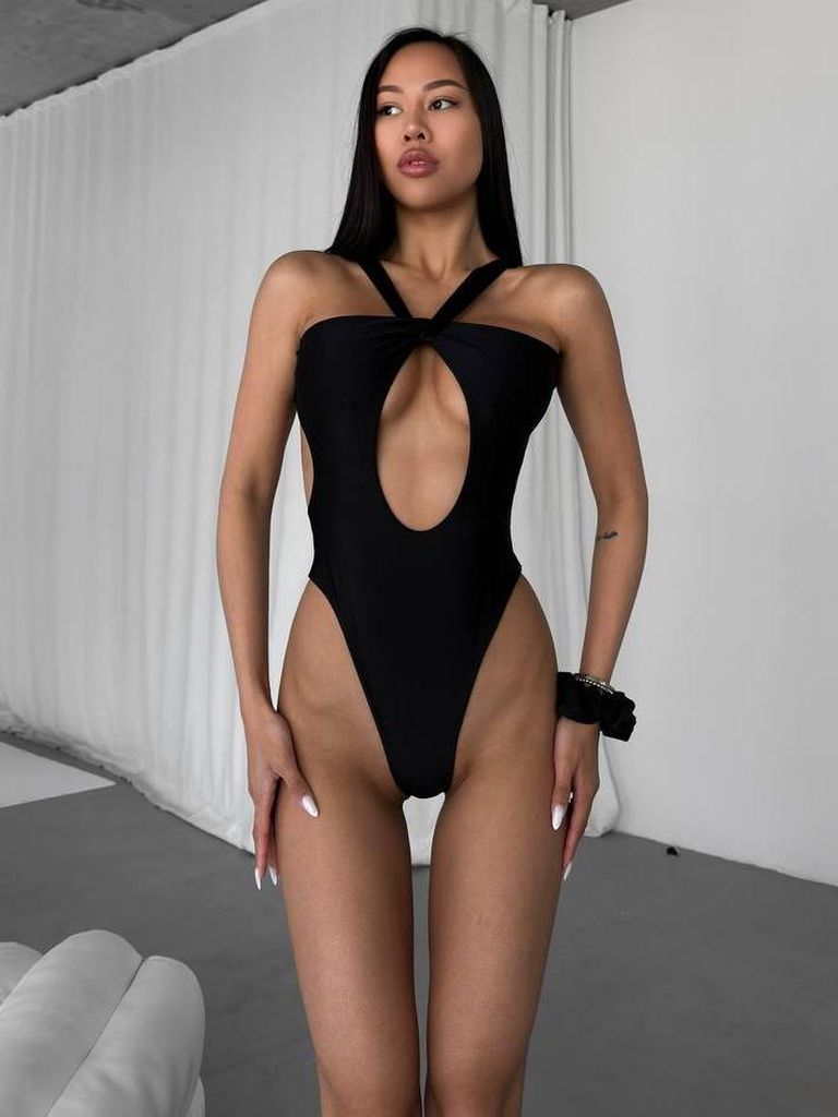 Купальник з вирізом та зав'язкою на спині 