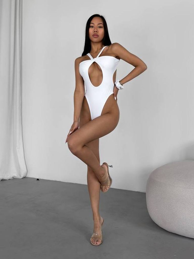 Купальник з вирізом та зав'язкою на спині 