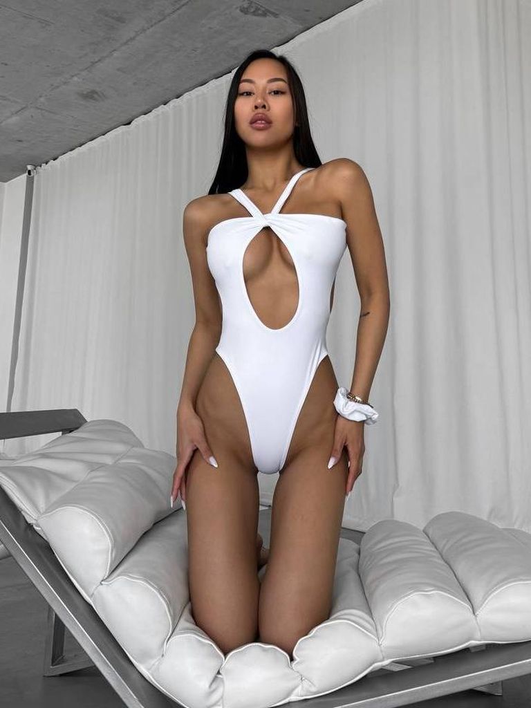 Купальник з вирізом та зав'язкою на спині 