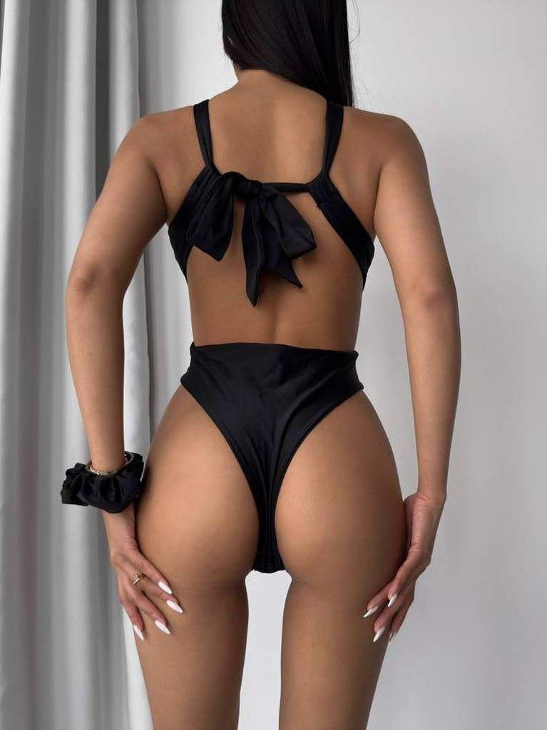 Купальник з вирізом та зав'язкою на спині 