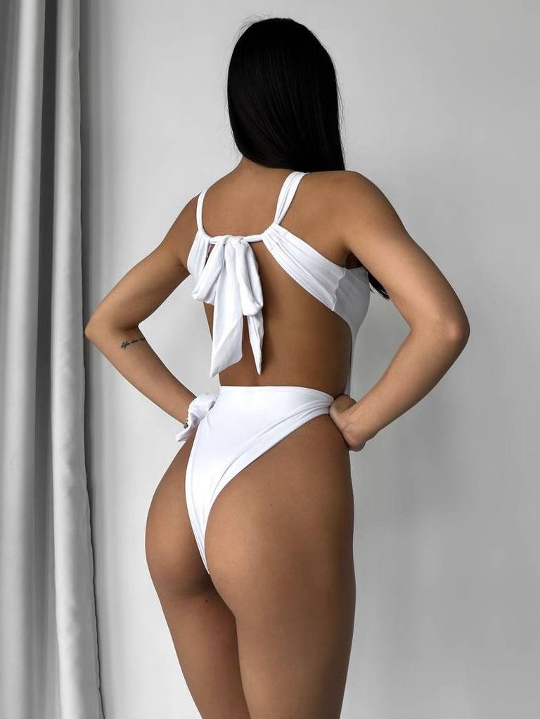 Купальник з вирізом та зав'язкою на спині 