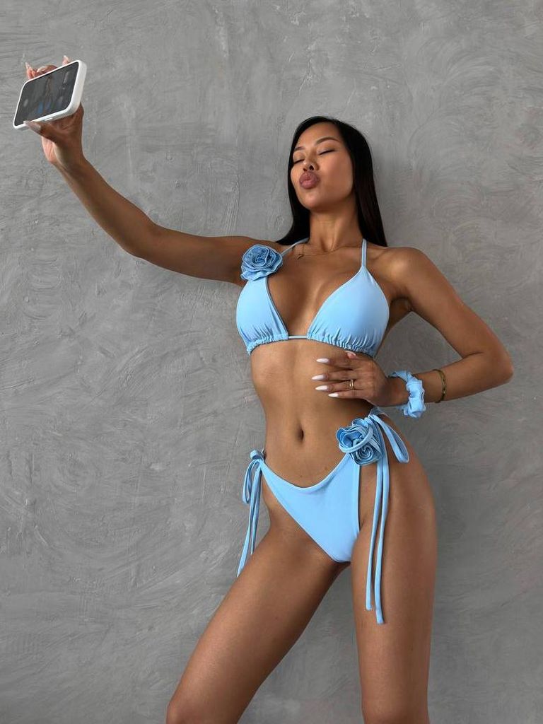 Блакитний купальник на зав'язках з 3D квітами