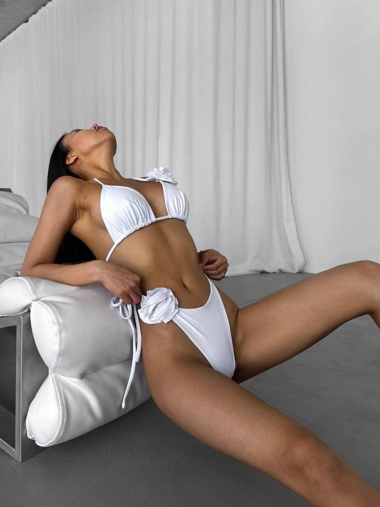 Білий купальник на зав'язках з 3D квітами