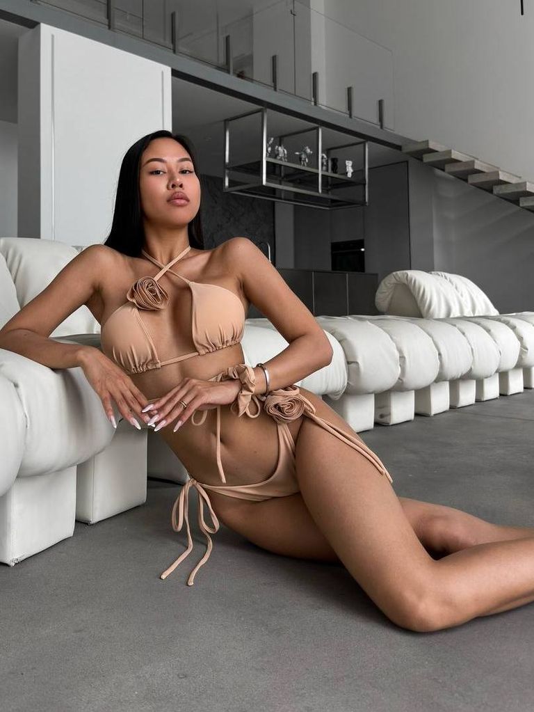 Бежевий купальник на зав'язках з 3D квітами