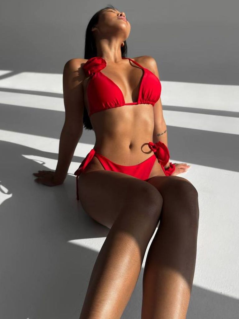 Червоний купальник на зав'язках з 3D квітами