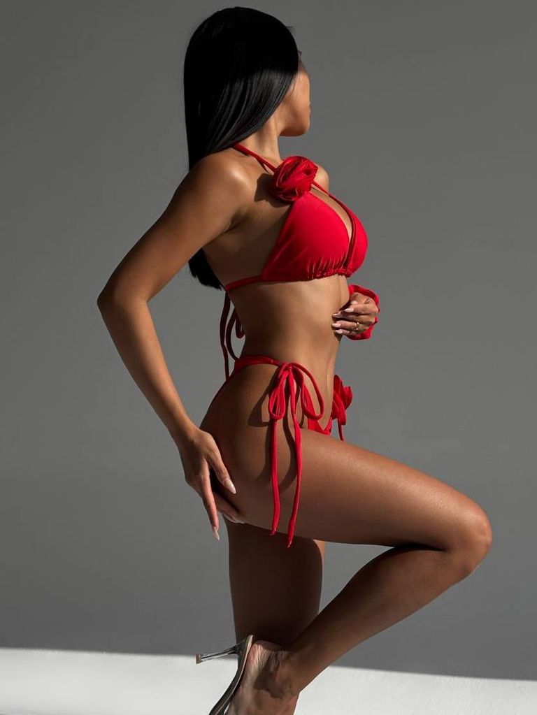 Червоний купальник на зав'язках з 3D квітами