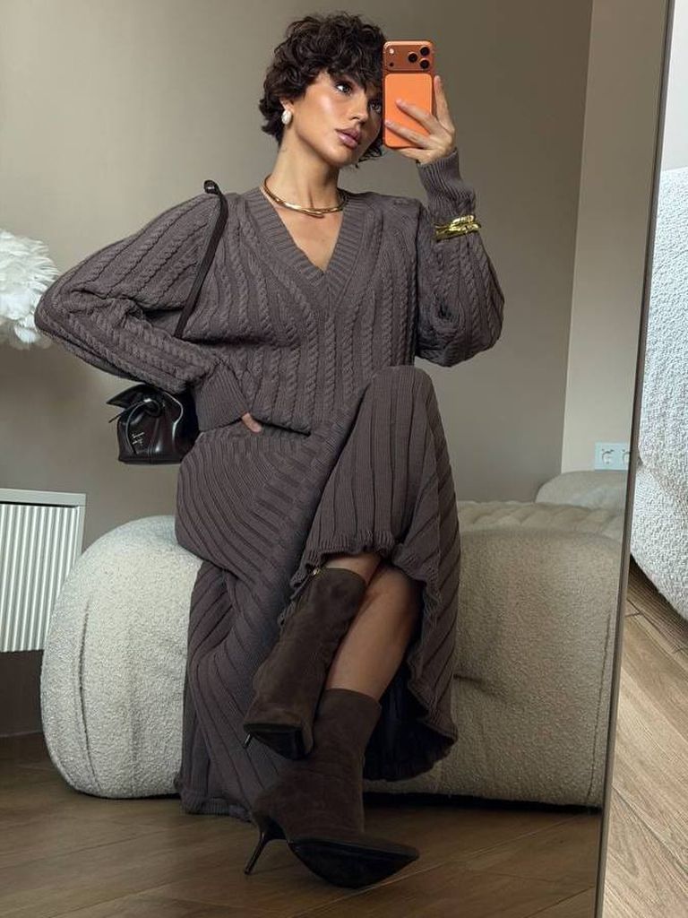 В'язаний костюм в об'ємні коси зі спідницею