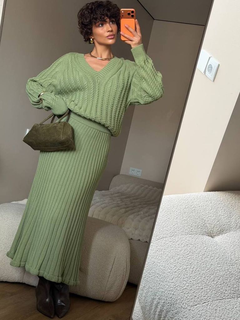 В'язаний костюм в об'ємні коси зі спідницею