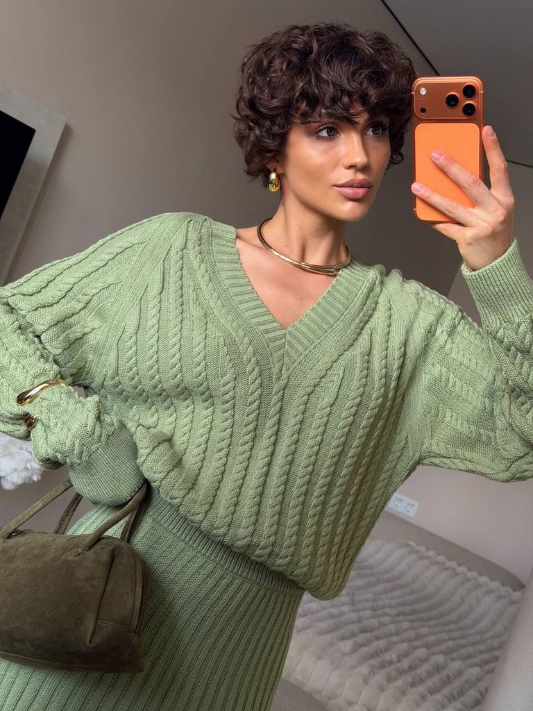 В'язаний костюм в об'ємні коси зі спідницею