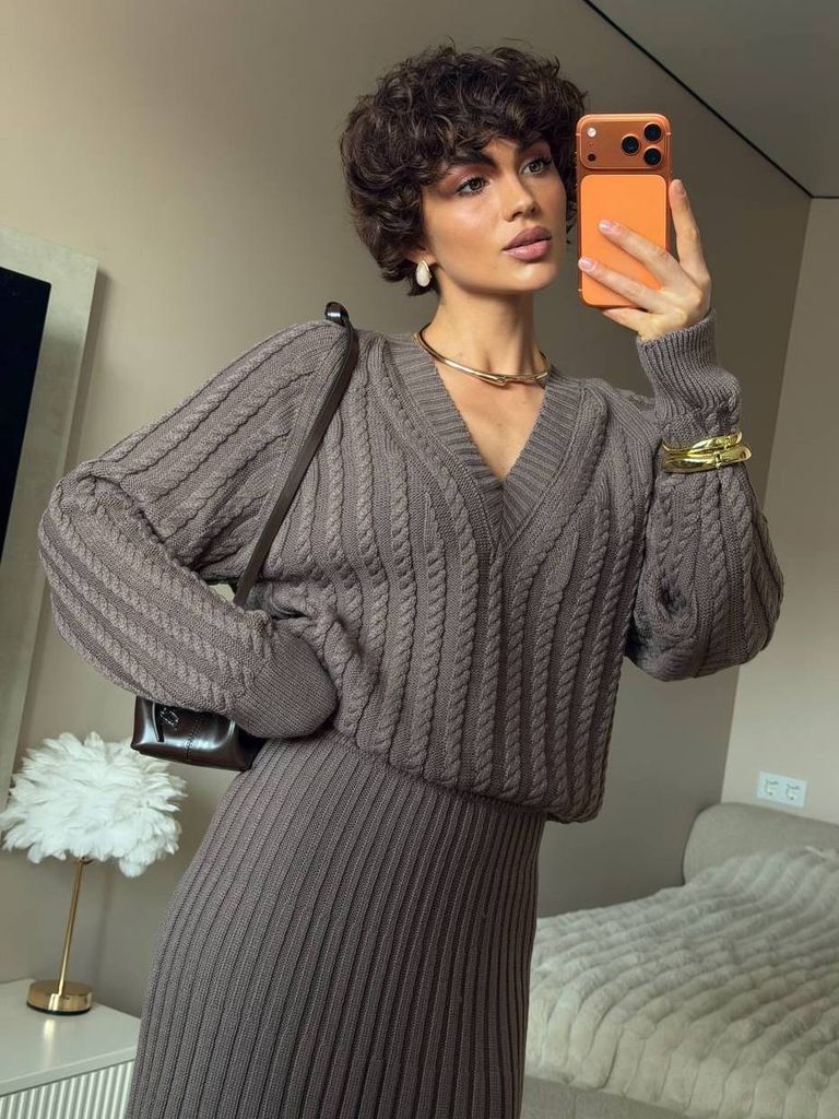 В'язаний костюм в об'ємні коси зі спідницею