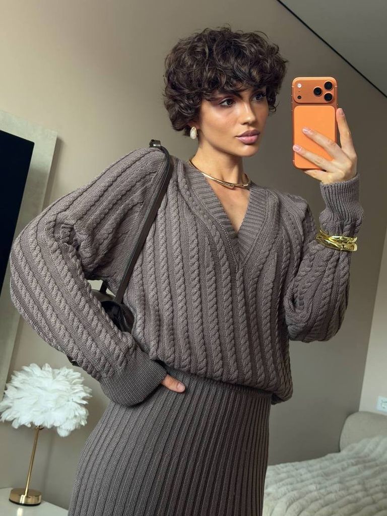 В'язаний костюм в об'ємні коси зі спідницею