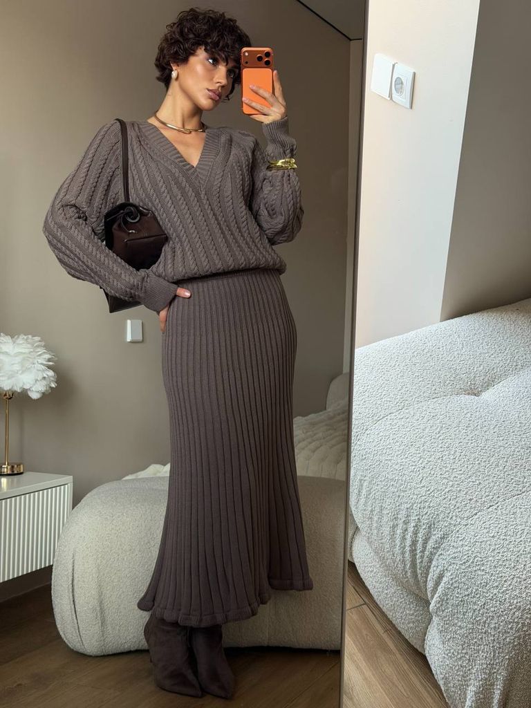 В'язаний костюм в об'ємні коси зі спідницею