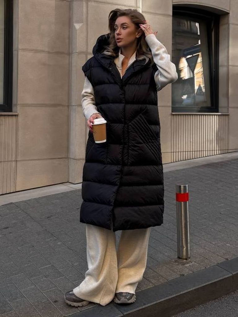 Подовжений стьобаний жилет з капюшоном