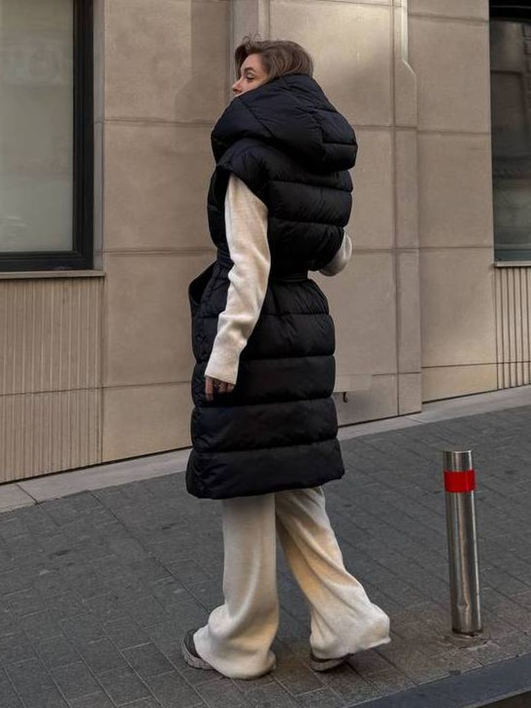 Подовжений стьобаний жилет з капюшоном