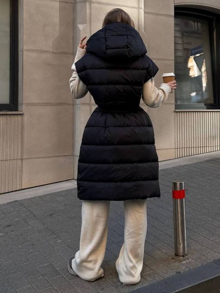 Подовжений стьобаний жилет з капюшоном