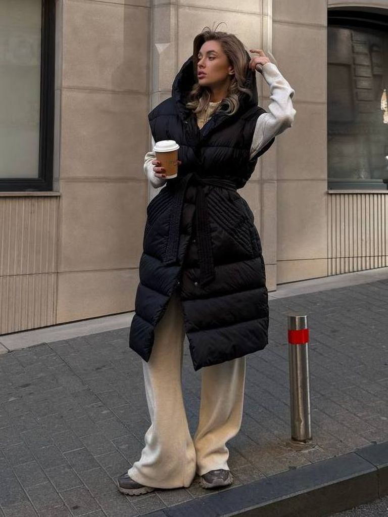 Подовжений стьобаний жилет з капюшоном