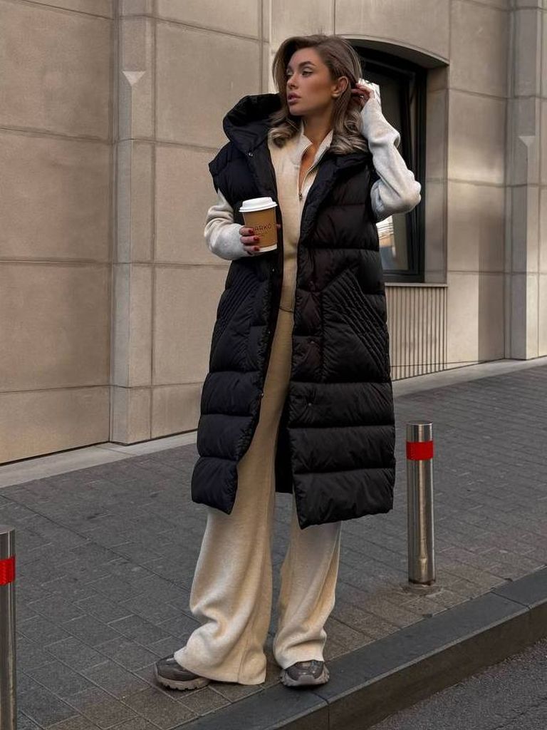 Подовжений стьобаний жилет з капюшоном