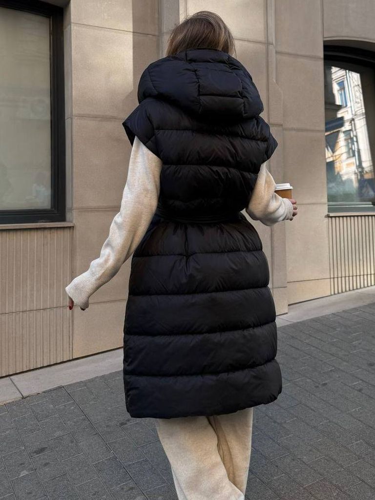 Подовжений стьобаний жилет з капюшоном