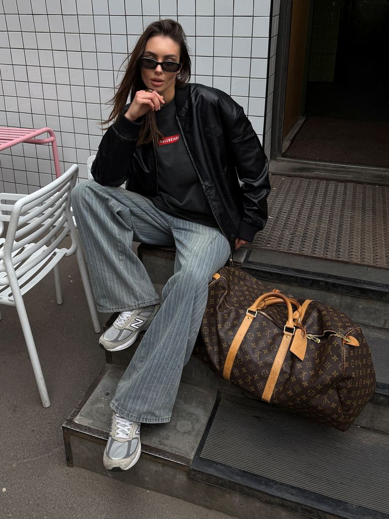 Чорна куртка бомбер з овечої шкіри в стилі MIU MIU