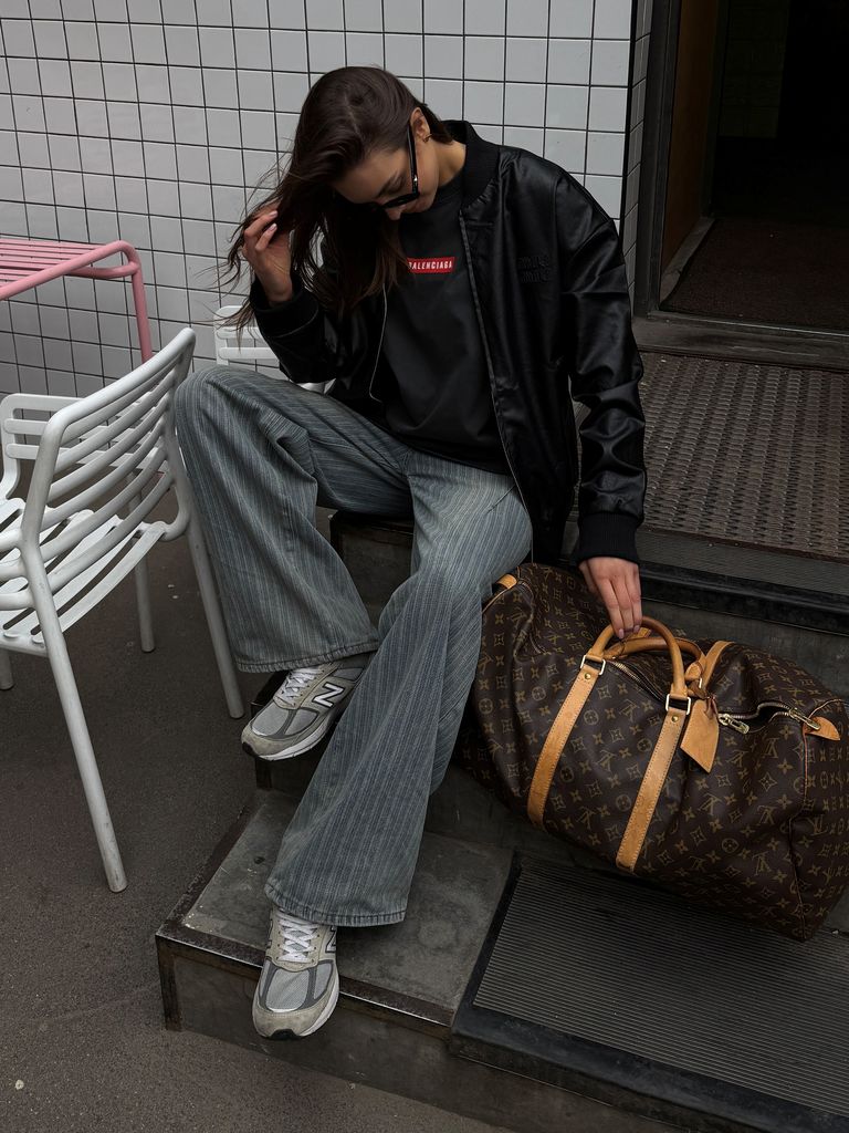 Чорна куртка бомбер з овечої шкіри в стилі MIU MIU