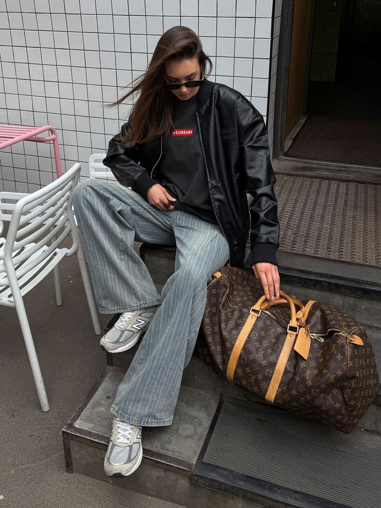 Чорна куртка бомбер з овечої шкіри в стилі MIU MIU