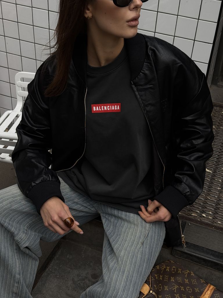 Чорна куртка бомбер з овечої шкіри в стилі MIU MIU