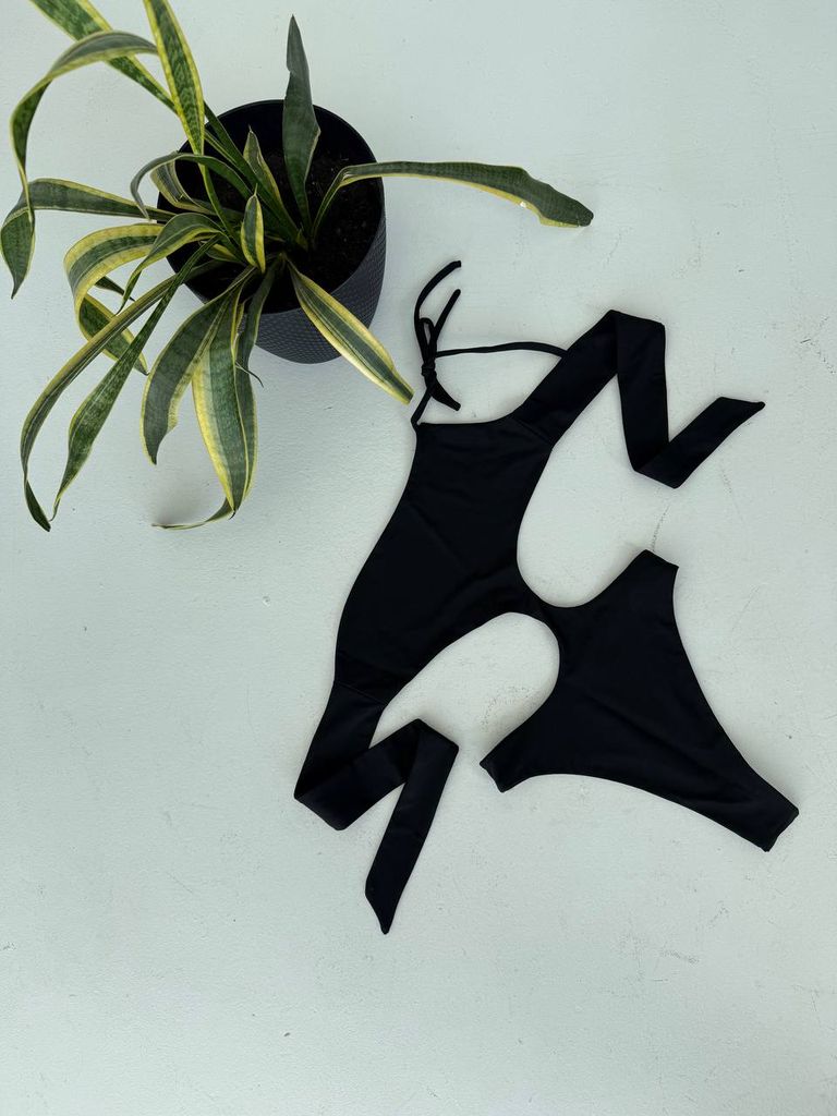 Чорний купальник монокіні з бічними вирізами